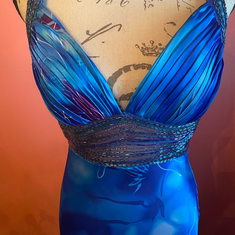 Gown - Picture 3 of 8